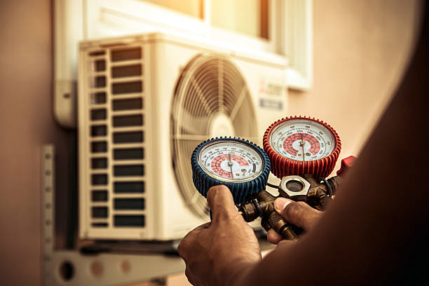 Professional Hvac technician working in Oak Hill, FL